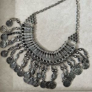 STATEMENT NECKLACE